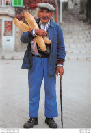 PHOTOGRAPHIE # PERSONNE AGÉE # BÉRET# BAGUETTES DE PAIN  # JOURNAL - CPM ♥♥♥ - Fotografia