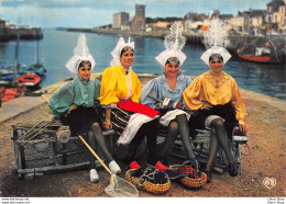 [85] SABLES-D'OLONNE - COSTUMES SABLAIS -GROUPE DE SABLAISES - ANCIENNE ET NOUVELLES COIFFES - Cpm 1976 ♣♣♣ - Sables D'Olonne