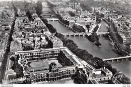 [75] EN AVION AU DESSUS DE PARIS  -LE LOUVRE -ILE DE LA CITÉ -NOTRE-DAME - PILOTE-OPÉRATEUR R. HENRARD CPSM ± 1960 ♥♥♥ - Other & Unclassified