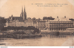 [64] BAYONNE -LE CONFLUENT DE LA NIVE ET DE L'ADOUR -LA CATHÉDRALE -LE THÉATRE -BLOC FRÈRES ÉDITEURS CPA ♥♥♥ - Bayonne