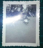 PHOTOGRAPHIE En Noir Et Blanc. Taille 6,5 Cm. X 4,5 Cm. Environ. Fille Faisant Du Vélo Sur La Plaza. - Anonyme Personen