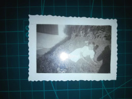 PHOTOGRAPHIE En Noir Et Blanc. (Dimensions 6,5 Cm X 4,5 Cm Environ). Fille Allongée Sur L'herbe - Anonyme Personen