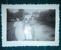 PHOTOGRAPHIE En Noir Et Blanc. (Taille 6cm. X 8cm. Environ).Groupe De Femmes Dans Le Parc. - Anonyme Personen