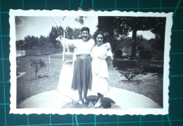 PHOTOGRAPHIE En Noir Et Blanc. (Taille 6cm. X 8cm. Environ). Groupe De Femmes Debout Au Milieu De La Place Pendant Que L - Anonyme Personen