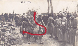 / 55 / - Vor VERDUN Gefangene Franzosen Mit Verwundeten  Carte Photo Allemande 1° Guerre TEXTE !!!! - Verdun