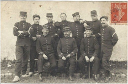 Groupe De Militaires 27 Sur Cols Et Képis  Nom Petitol Mai 1911 Pour Dijon - Personen