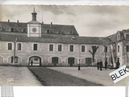 17 .  Charente Maritime :  Rochefort : Le Centre école  De L ' Aéro Navale  : La Caserne Martrou  . La Cour . - Rochefort