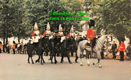 R423410 London. Mounted Guards In The Mall. The Photographic Greeting Card. Natu - Sonstige & Ohne Zuordnung