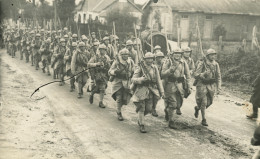 Carte-Photo - Militaires En Marche - Uniforms