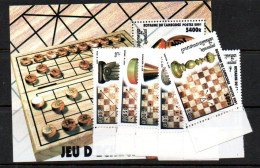 CAMBODIA - 2001 -  CHESS PIECES SET OF 6 +  SOUVENIR SHEET  MINT NEVER HINGED - Cambodge