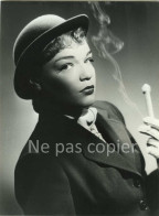 SIMONE SIGNORET Vers 1950 Photo 23,8 X 17,6 Cm Retirage Vers 1980 Cinéma Actrice - Personalidades Famosas