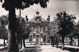 94* CHENNEVIERES  Place De La Mairie  (CPSM 9x14cm) RL45,0904 - Chennevieres Sur Marne