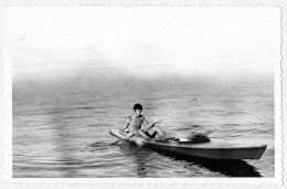 Photo Originale, Jeune Homme Musclé Torse Nu En Kayak à La Plage, Gay Int, Snapshot - Anonieme Personen