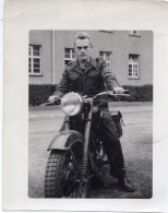 Snapshot Superbe Homme Moto Motard Militaire 40s 50s - Anonyme Personen