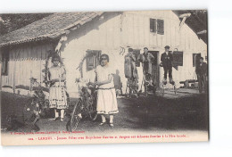 LANDES - Jeunes Filles Avec Bicyclettes Fleuries Et Bergers Sur échasses Fleuries à La Fête Locale - Très Bon état - Other & Unclassified