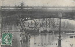75. PARIS. INONDATIONS 1910. QUAI DE PASSY. UN INTREPIDE. - Alluvioni Del 1910