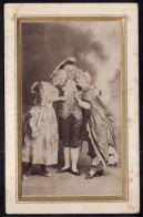 Postcards - Couples - Homme Et Deux Femmes En Costumes Du XVIIIe Siècle - Couples