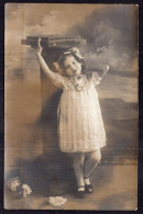 Postcards - Enfants - Petite Fille Posant - Portraits