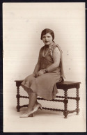 Postcards - Femmes - Jeune Femme Assise Sur Un Banc - Femmes