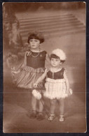 Postcards - Enfants - Deux Petites Filles En Costumes De Danse - Portraits
