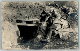 39870611 - Landser Versucht Mit Dem Feldtelefon Vor Seinem Unterstand Verbindung Aufzunehmen Fotograf Berger Hilgers Kr - Guerre 1914-18