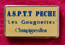 SUPER PIN'S "ASPTT PECHE "LES GOUGNETTES" CHAMPIGNEULLES Près De NANCY En Meurthe Et Moselle - Associazioni