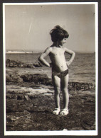 Girl On Beach Old Photo 9x6 Cm #41281 - Anonyme Personen