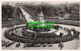 R499440 A Panorama Of The Scene Showing The King Procession Passing The Queen Vi - Mundo