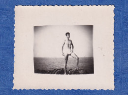 Photo Ancienne Snapshot - Portrait D'un Jeune Homme Musclé Sur Un Rocher En Maillot De Bain - Garçon Plage Torse Nu - Sports