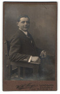 Fotografie Wilh. Riege, Lüneburg, Portrait Junger Mann In Anzug  - Anonymous Persons