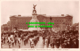 R499977 98505 J. V. Victoria Memorial. Buckingham Palace And Guards. London. Val - Altri & Non Classificati