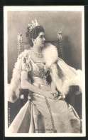 Cartolina Reine D`Italie, Die Thronfolgerin Mit Der Krone Auf Dem Haupt  - Royal Families