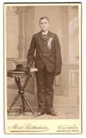 Fotografie Albert Schittenhelm, Villingen, Junger Bursche In Zu Grossem Anzug  - Personnes Anonymes