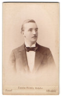 Fotografie Eugen Kegel, Kassel, Gr. Rosenstrasse 5, Portrait Junger Herr Im Anzug Mit Fliege  - Anonymous Persons