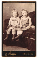 Fotografie G. Breyer, Künzelsau, Portrait Zwei Kleine Mädchen In Hübschen Kleidern  - Anonieme Personen