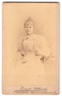 Fotografie Ernst Ulbrich, Cottbus, Gymnasialstrasse 3, Portrait Junge Dame Im Weissen Kleid  - Anonymous Persons