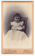 Fotografie A. Breuning, Hanau A /M., Bleichstrasse 12, Portrait Süsses Kleinkind Im Weissen Kleid  - Anonymous Persons