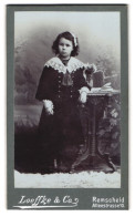 Fotografie Loeffke & Co., Remscheid, Alleestrasse 10, Portrait Kleines Mädchen In Hübscher Kleidung  - Personnes Anonymes