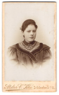 Fotografie C. Klee, Schönebeck A /Elbe, Breiteweg 71, Portrait Junge Dame Im Kleid Mit Halskette  - Anonieme Personen