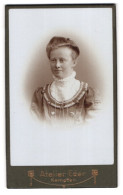 Fotografie Eder, Kempten, Portrait Junge Frau Im Kleid Mit Rüschen  - Anonymous Persons