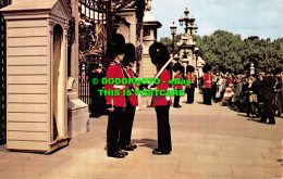 R500671 London. Changing The Guard At Buckingham Palace. The Photographic Greeti - Altri & Non Classificati