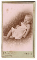 Fotografie A. Bernsdorf, Belzig, Baby Im Strampelkleid Auf Einem Sitzmöbel  - Anonyme Personen