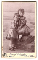 Fotografie Georg Reinecke, Fulda, Petersgasse 23, Zwei Händchenhaltende Kinder In Identischen Kleidern  - Anonyme Personen