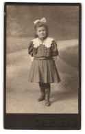 Fotografie Rudolf Bergmann, Weissenfels, Friedrichstrasse 8, Kleines Mädchen Mit Haarschleife Vor Einer Wegeskulisse  - Anonyme Personen