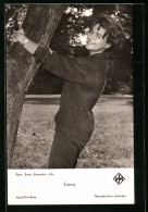 AK Musikerin Conny Froboess An Einem Baum Im Freien Stehend  - Musica E Musicisti