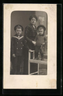 AK Mutter Mit Zwei Söhnen In Uniform Eines Matrosen, Kinder Kriegspropaganda  - Guerre 1914-18