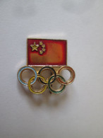 Chine Insigne Le Drapeau Des Jeux Olimp.vers 1970/China Badge The Flag Of The Olympic Games 1970s,size:20 X 19 Mm - Otros & Sin Clasificación