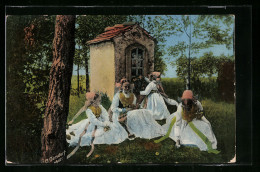 AK Wendenland, Spreewälderinnen An Der Waldkapelle  - Kostums