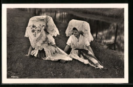 AK Zwei Frauen In Spreewälder Tracht Auf Einer Wiese Am Flussufer  - Costumes