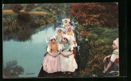 AK Spreewald, Frauen In Trachtenkleidern Bei Der Ausfahrt  - Costumes
